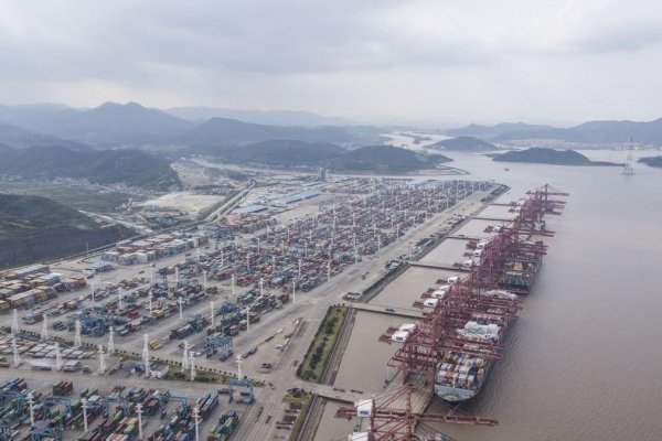 China mantiene estrecha vigilancia en puertos para reducir riesgo de Covid-19