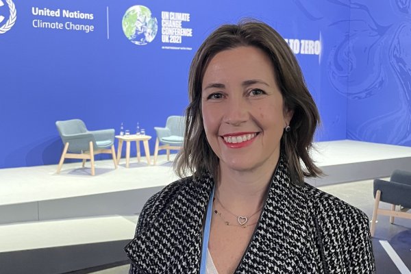 EcoCarga realiza piloto con Santa Isabel para instalar máquinas de recarga de productos de limpieza