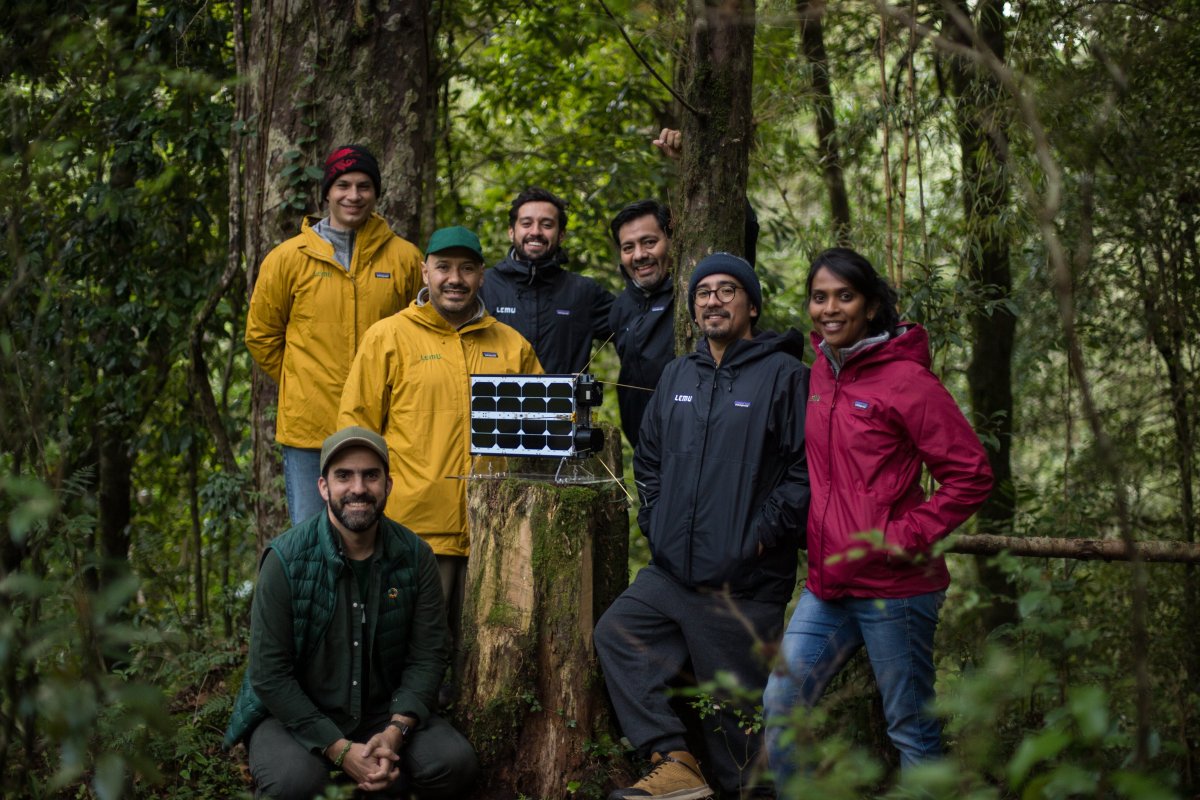 <p>Leo Prieto (abajo a la izquierda), Sangeetha Narayan (a la derecha) y el equipo de Lemu. Foto: Matías Riveros</p>