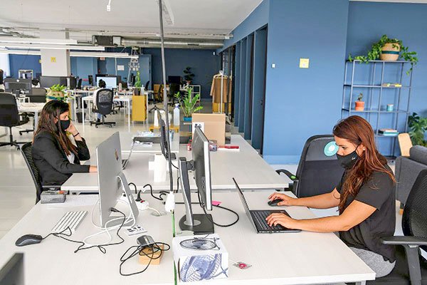 La obligación de cumplir aforos le pone presión al puzzle del regreso al trabajo presencial