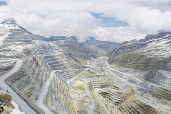 Comunidad peruana bloquea una vez más vía de transporte de mina de cobre Las Bambas