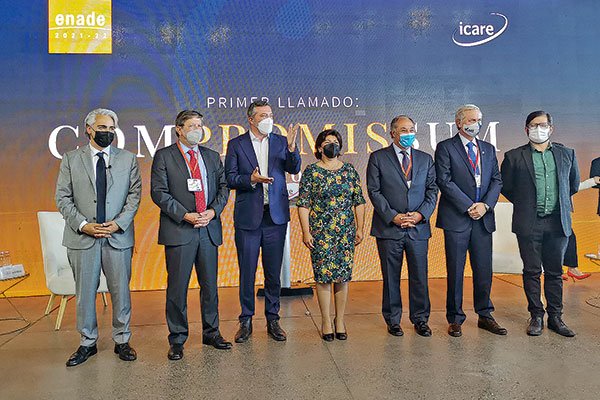 Candidatos en su paso por Enade: críticas y una invitación a trabajar juntos