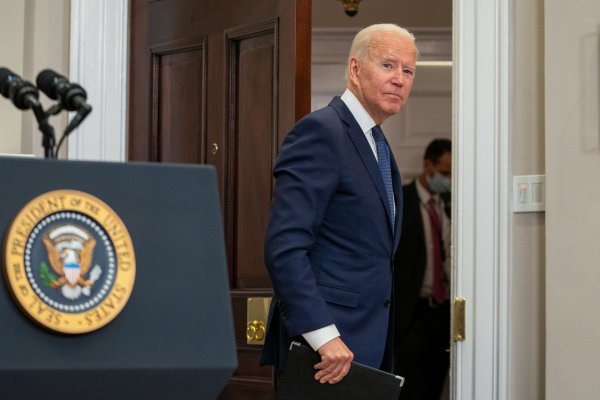 Líder del Senado de EEUU insta a Biden a usar reserva estratégica de petróleo para reducir precios de combustibles