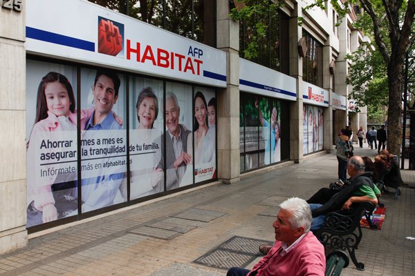 Las dudas que tuvieron que responder los ejecutivos de AFP Habitat a sus accionistas minoritarios por la división societaria en el exterior