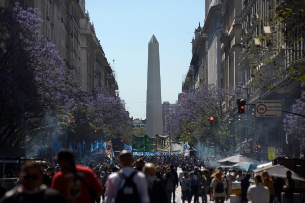 Miles de argentinos marchan en apoyo a Alberto Fernández tras derrota electoral del peronismo