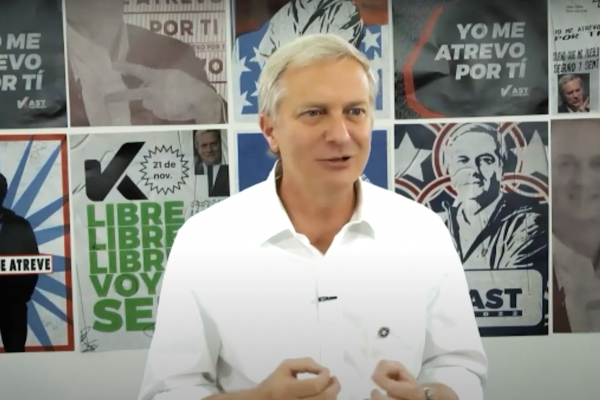 Kast en picada contra NotCo: “No pueden promocionar el NotMilk, eso no es leche”