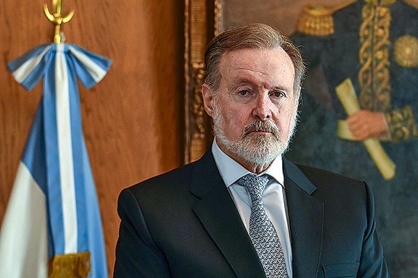 Embajador Bielsa tilda a Kast de “antiargentino” y “xenófobo” y gobierno dice que es una “intromisión inaceptable”