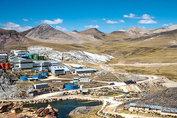 Minera Hochschild se desploma en bolsa tras anuncio de Perú de que cerrará yacimientos por motivos ambientales