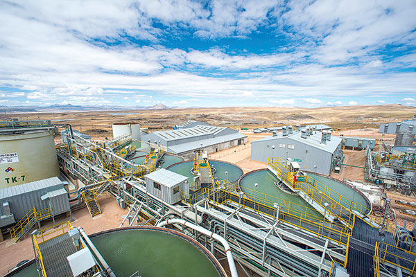 Gobierno de Perú abre diálogo con mineras por cierres, pero crece preocupación por producción y empleo