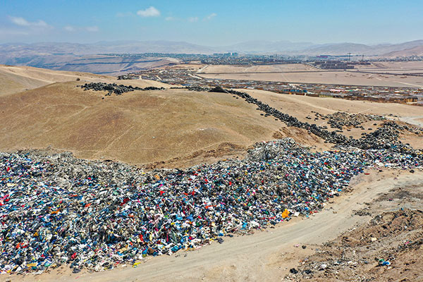 Las medidas que se pueden tomar para terminar con la ropa usada en el desierto chileno