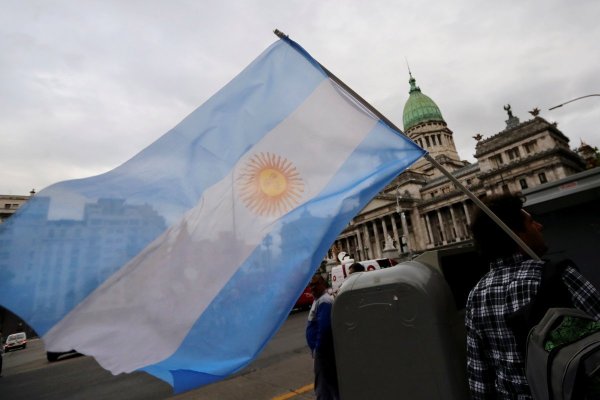 Deuda argentina cotiza en zona de "default"