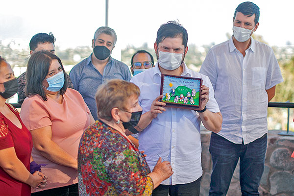 <p>Claudio Castro, alcalde de Renca, entregó ayer su respaldo al diputado. Foto: Agencia Uno </p>