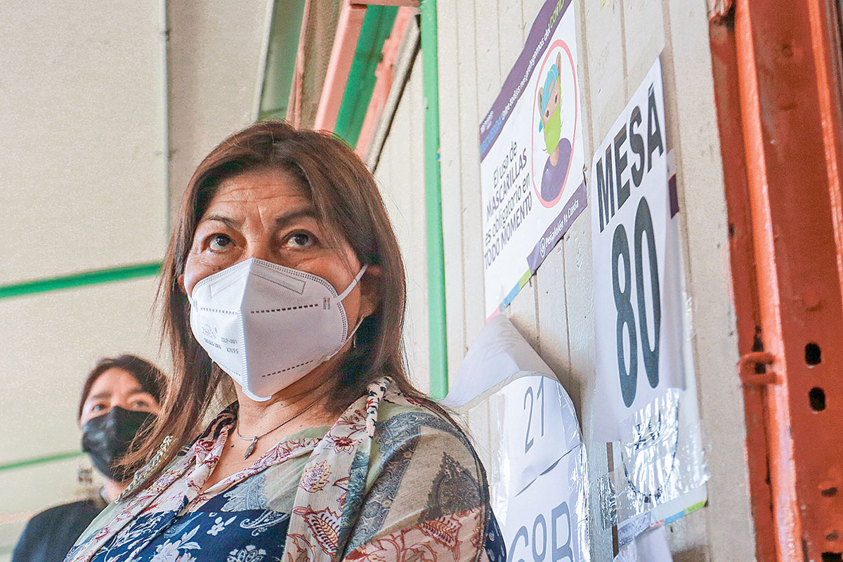 <p>La ofensiva en tribunales en contra de la presidenta de la convención constitucional, Elisa Loncón</p>