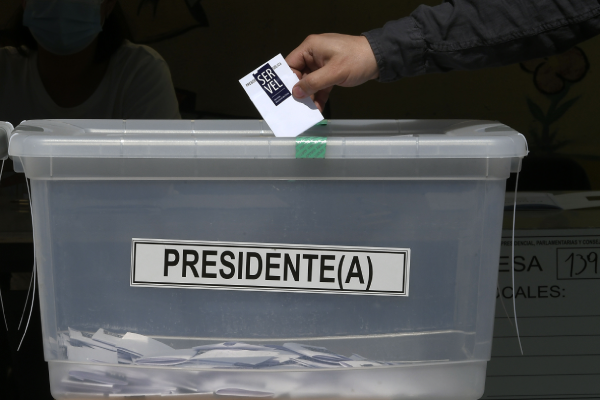 Cadem: Boric obtiene 6 puntos de ventaja por sobre Kast