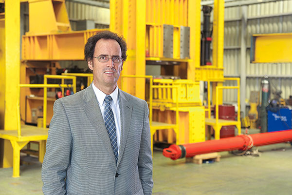 Juan Carlos de la Llera, decano de la Facultad de Ingeniería UC y fundador y presidente de Sirve: “He sido muy persistente en lograr que la industria chilena produzca sus propios dispositivos”