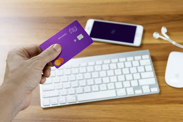 Brasileña Nubank respaldada por Buffett rebaja precio para su apertura a bolsa y capitalización sería US$ 9 mil millones menor