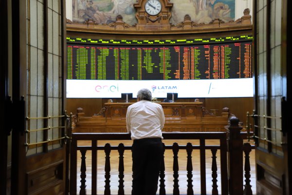 IPSA cae por sexta sesión consecutiva, pero cierra noviembre con su mejor desempeño en un año