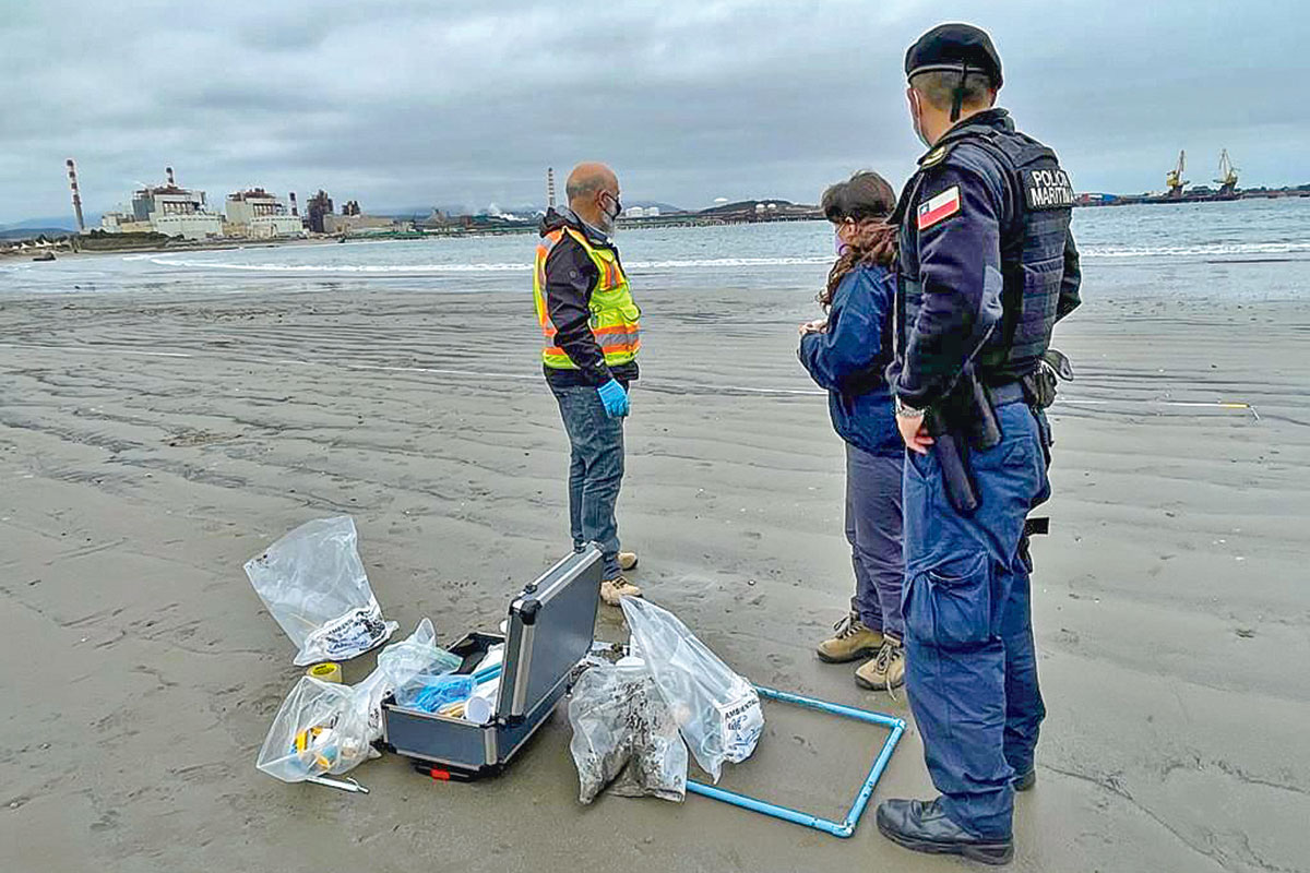 <p>El nuevo varamiento de carbón en la costa de Quintero que preocupa a las autoridades</p>