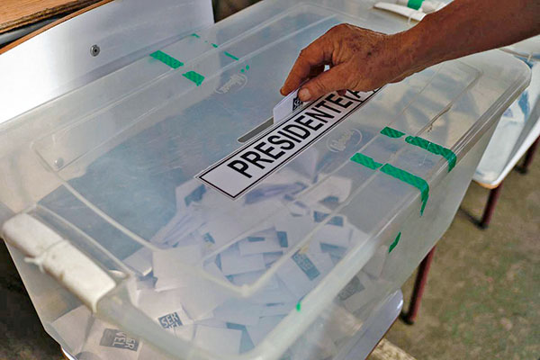 <p>Mayoría del panel UC cree que la normativa que restringe difusión de encuestas perjudica la democracia</p>