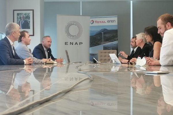 ENAP firma acuerdo de colaboración con empresa francesa para desarrollo de proyecto de hidrógeno verde en Magallanes