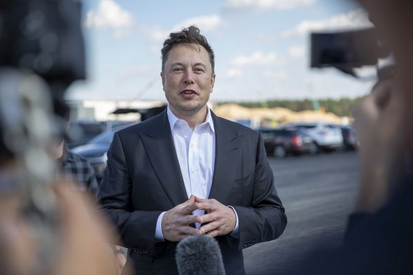 <p>Musk bromea con dejar su empleo y convertirse en "influencer" mientras sigue vendiendo acciones de Tesla</p>