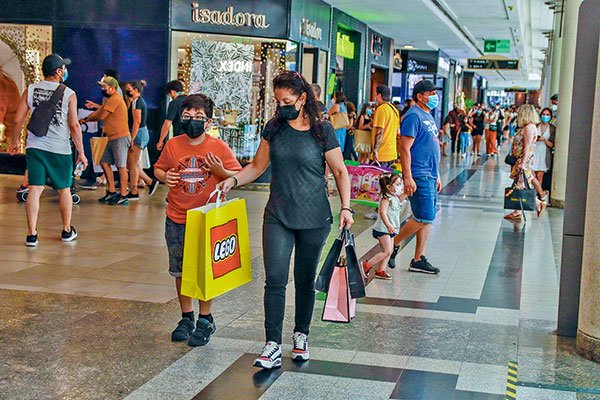 <p>Estudio: Pese a recuperación de los centros comerciales como sitio de compra, canal online mantiene su preferencia en un 20%</p>
