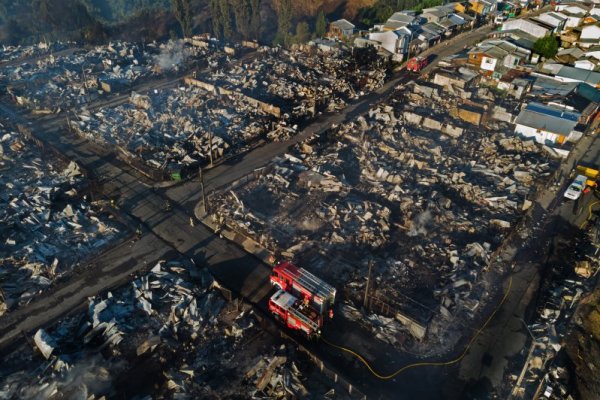 Devastador incendio afecta a un centenar de viviendas en Castro
