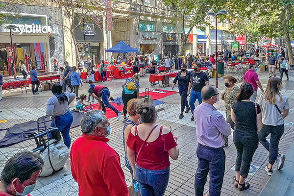 El comercio ambulante gana terreno en el centro de Santiago y sube su impacto entre los locales establecidos