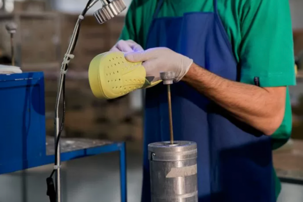 Hermanos argentinos apuestan por modificar Crocs y ahora producen más de mil pares del calzado al día