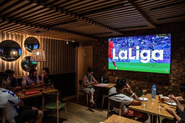 <p>Telefónica y DAZN se adjudican derechos televisivos de LaLiga por cinco años en histórica operación</p>