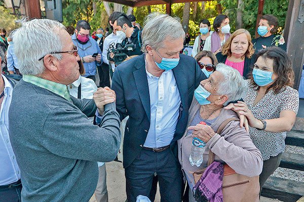 Kast por reunión de Bachelet con Boric: "Lamento que intervenga de esta manera en la elección"