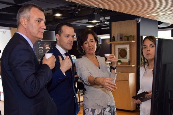 <p>El presidente de Banco Santander Chile, Claudio Melandri, junto a la presidenta del grupo Santander, Ana Botín, en una visita a un Work/Café en Chile.</p>