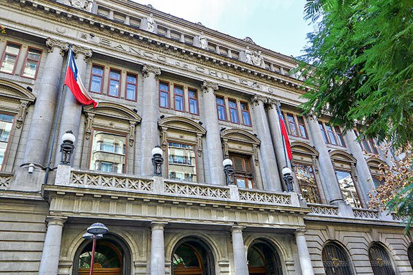 <p>Banco de Chile anota en noviembre su mejor resultado en lo que va del año y toma la posta de la industria liderando ganancias</p>