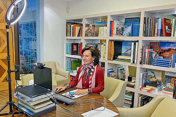 <p>La presidenta de Santander España en reunión con la prensa de Latam.</p>