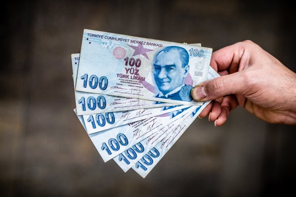 Lira turca desciende a mínimos tras nuevo recorte de tasas apoyado por Erdogan