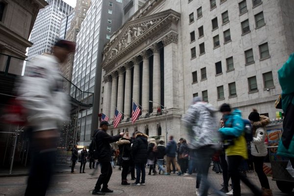 <p>Wall Street repunta tras fuertes caídas del lunes e ignora temporalmente a Ómicron</p>