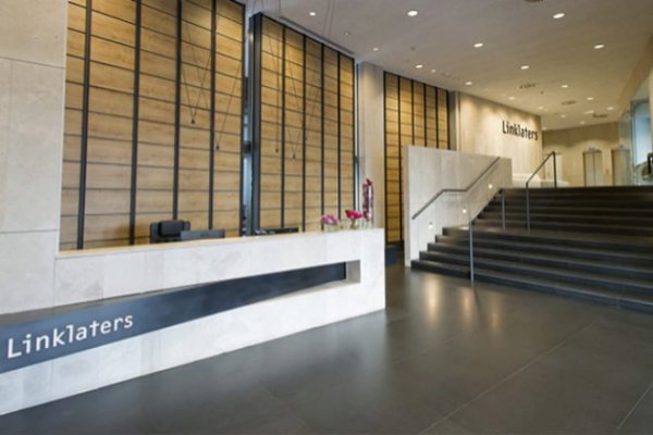 Linklaters cambia el modelo de retribución para retener a los jóvenes talentos