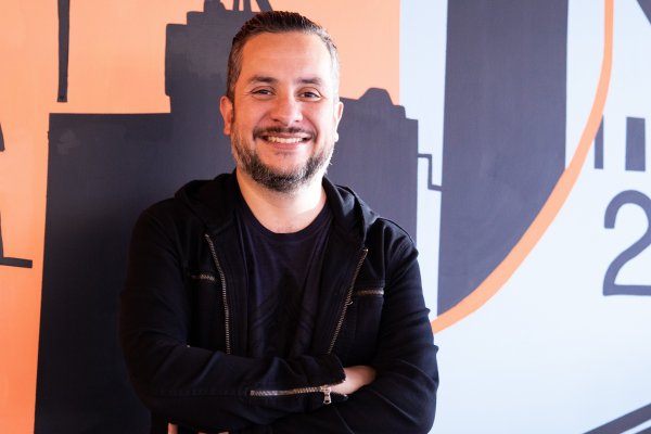 <p>Víctor Velázquez, vicepresidente de People Management de Clip conversa con Marily Lüders</p>