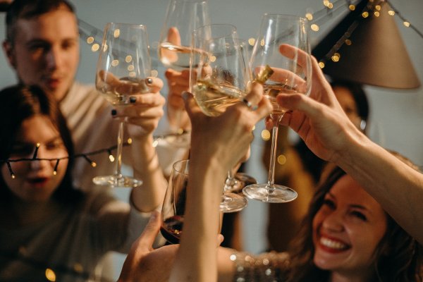 <p>¿Activos burbujeantes? El champagne supera a las grandes tecnológicas y al bitcoin en 2021</p>