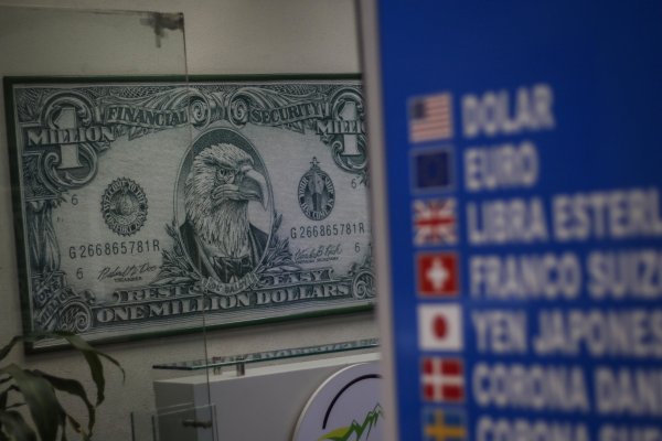 Dólar en Chile cierra bajo la marca de $ 860 tras recuperación del cobre
