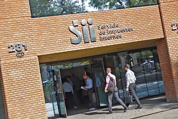 Estudio muestra que el sector financiero lideró las impugnaciones del SII a las declaraciones de impuestos en la Operación Renta