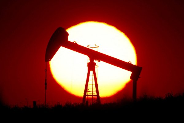 Petróleo camina a cerrar 2021 con alzas no vistas hace cinco años
