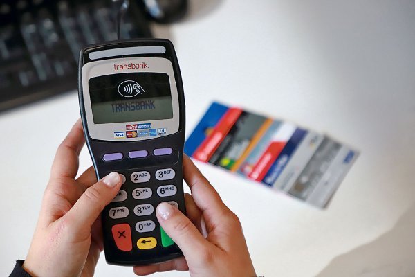 <p>Transbank denuncia que marca de tarjetas lo amenaza con multa de hasta US$ 150 mil</p>