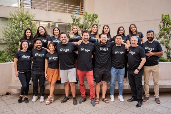 <p>Bernardo Carvalho (al medio con pantalones rojos), fundador de The Bridge, junto a parte de su equipo.</p>