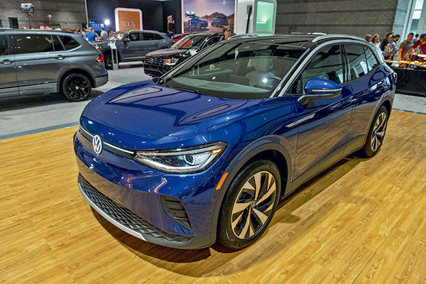Ventas de Volkswagenen 2021 tocaron mínimo en 10 años, mientras BMW presiona el acelerador