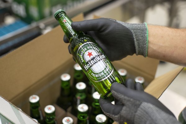 Heineken acusa golpe por pandemia y trabajadores en Países Bajos van a primera huelga en 25 años
