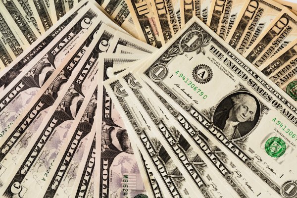 Bloomberg: Cada vez más inversionistas a nivel mundial recomiendan vender dólares