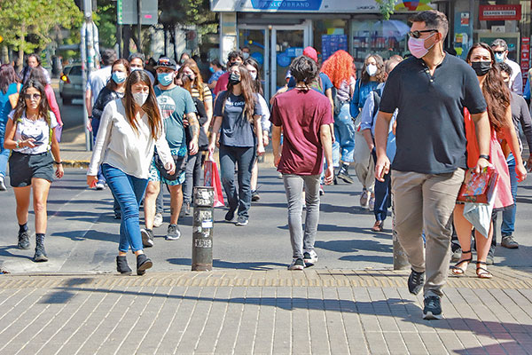 <p>Ómicron: ¿Seguirá Chile la tendencia mundial de déficit de trabajadores presenciales en medio de alza récord de casos?</p>