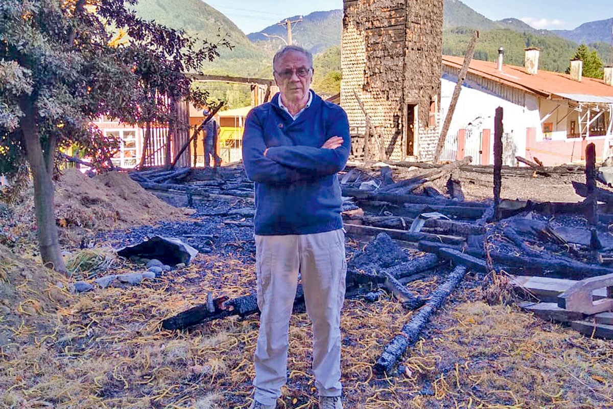 <p>Juan Antonio López, párroco de Curarrehue, tras incendio: “No quedó nada”</p>