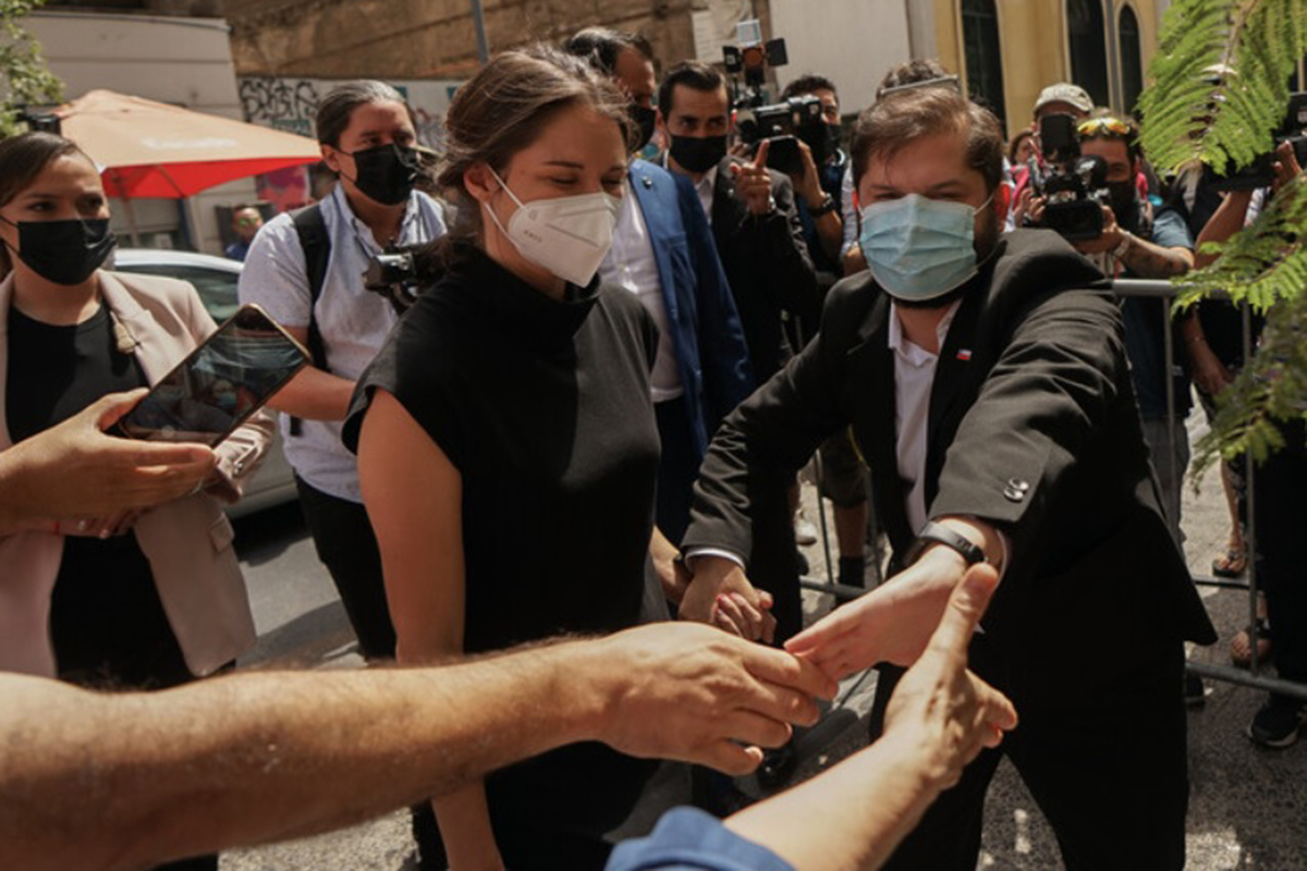 <p>¿Quién le mandó un periódico a Irina Karamanos en Enade?</p>